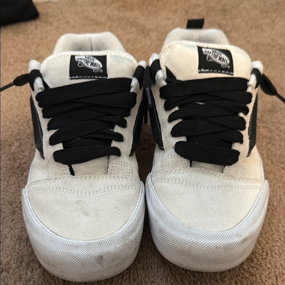 Vans cream knu skool.